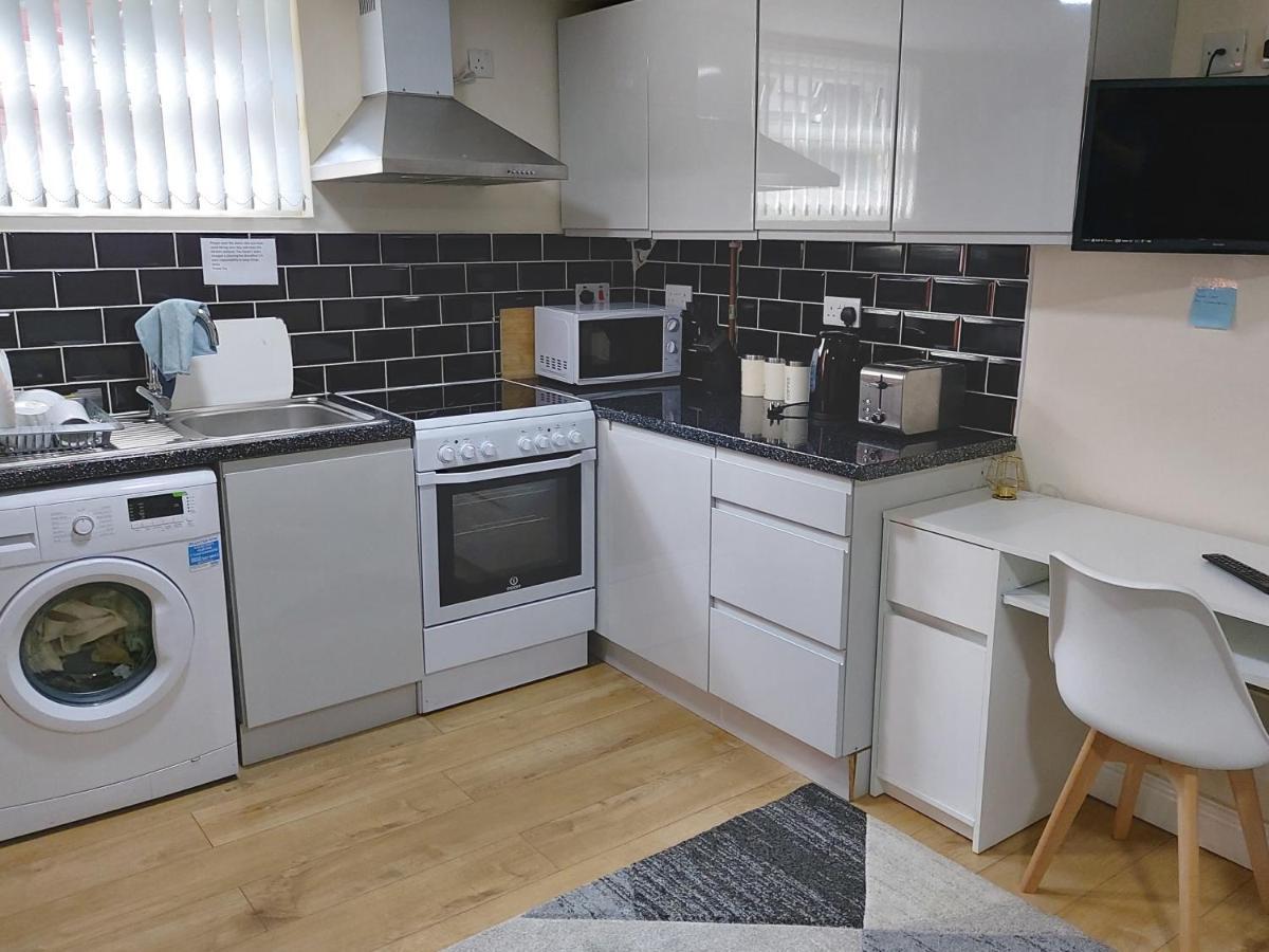 Lovely Studio-Flat With Free Parking, Free Wifi. Leeds  Dış mekan fotoğraf
